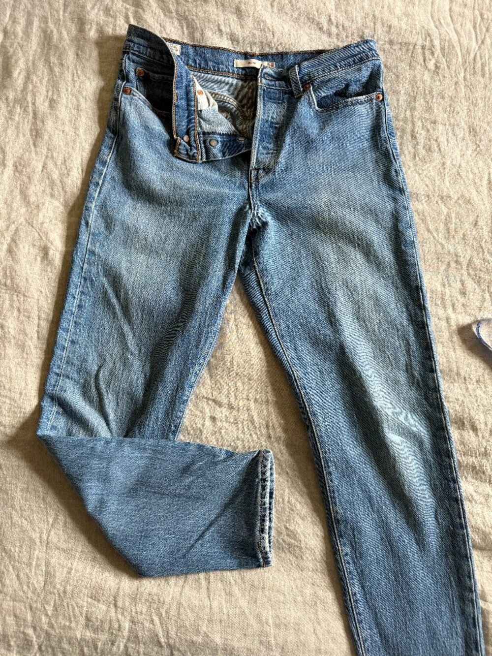 Levi's Wedgie Jeans, Medium Wash - size 29 - Picture 4 of 9